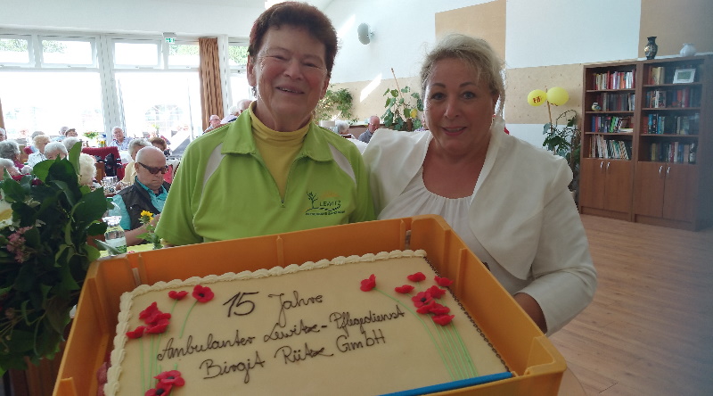 Jubiläumsfeier - Solveig Leo und Birgit Rütz mit Torte 